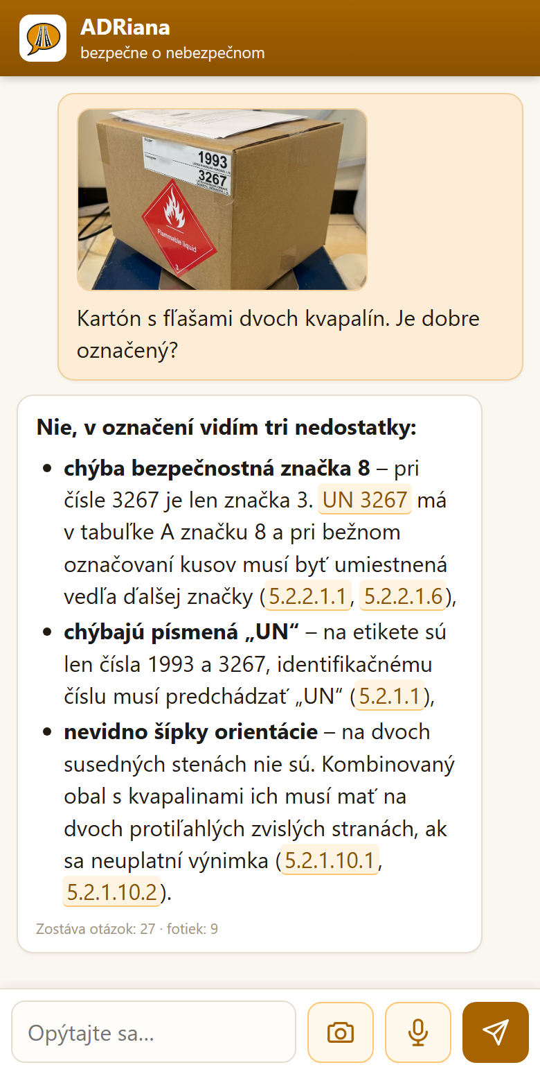 Fotografia kartónu s číslami 1993 a 3267 a otázka, či je dobre označený. Odpoveď: chýba bezpečnostná značka 8 pre UN 3267 (5.2.2.1.1, 5.2.2.1.6), písmená UN pred číslami (5.2.1.1) a šípky orientácie (5.2.1.10.1).